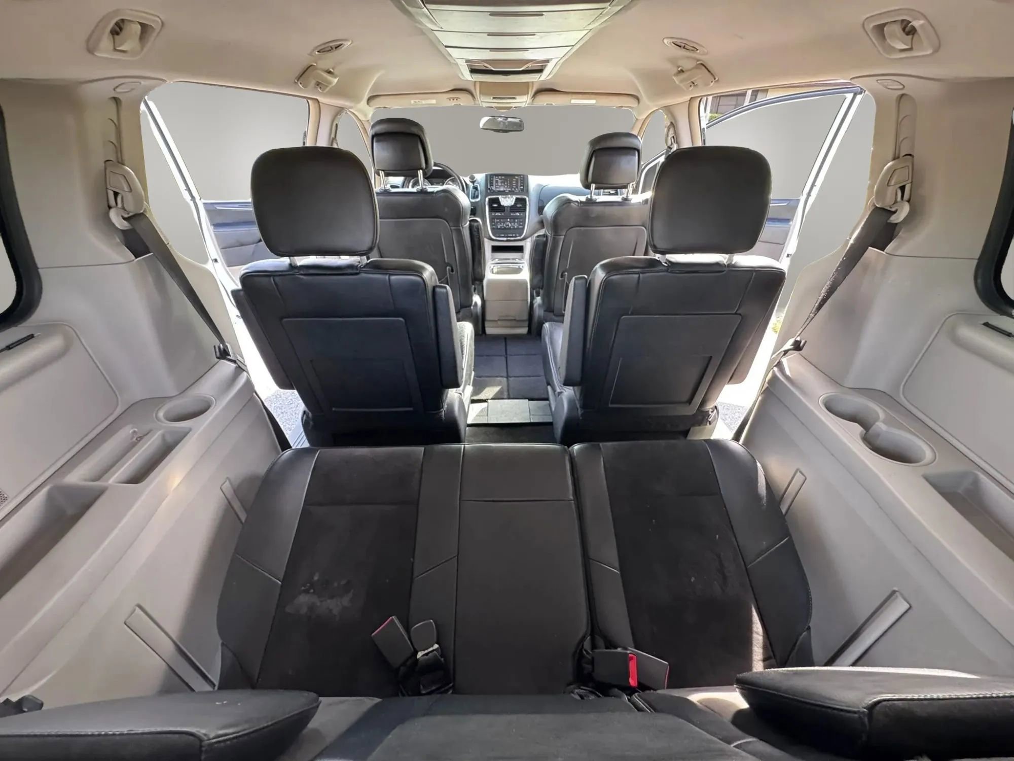 Used 2015 Chrysler Town & Country Limited FWD image 17