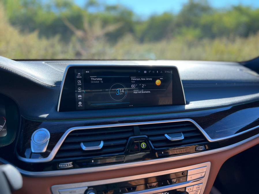 Used 2022 BMW 750i xDrive w/ M Sport Package image 25