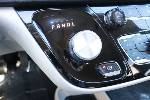 Used 2022 Chrysler Pacifica Touring-L image 15