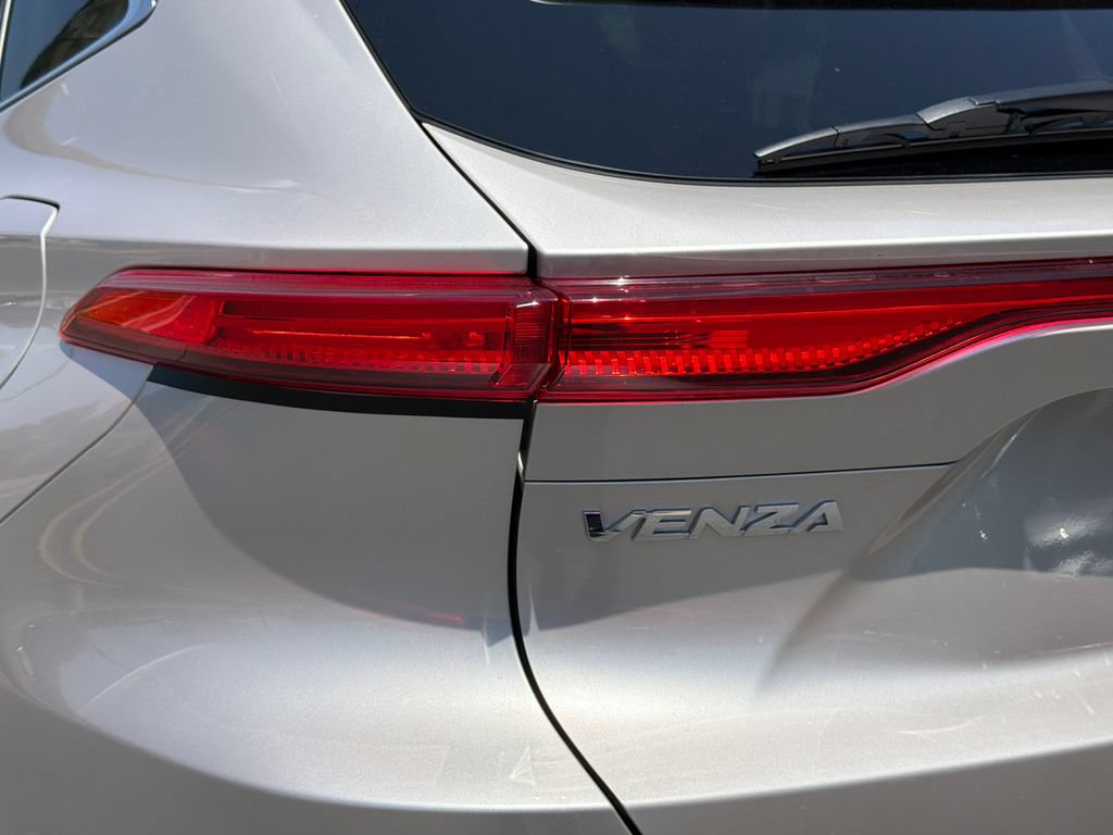 Used 2024 Toyota Venza LE AWD/4WD image 5