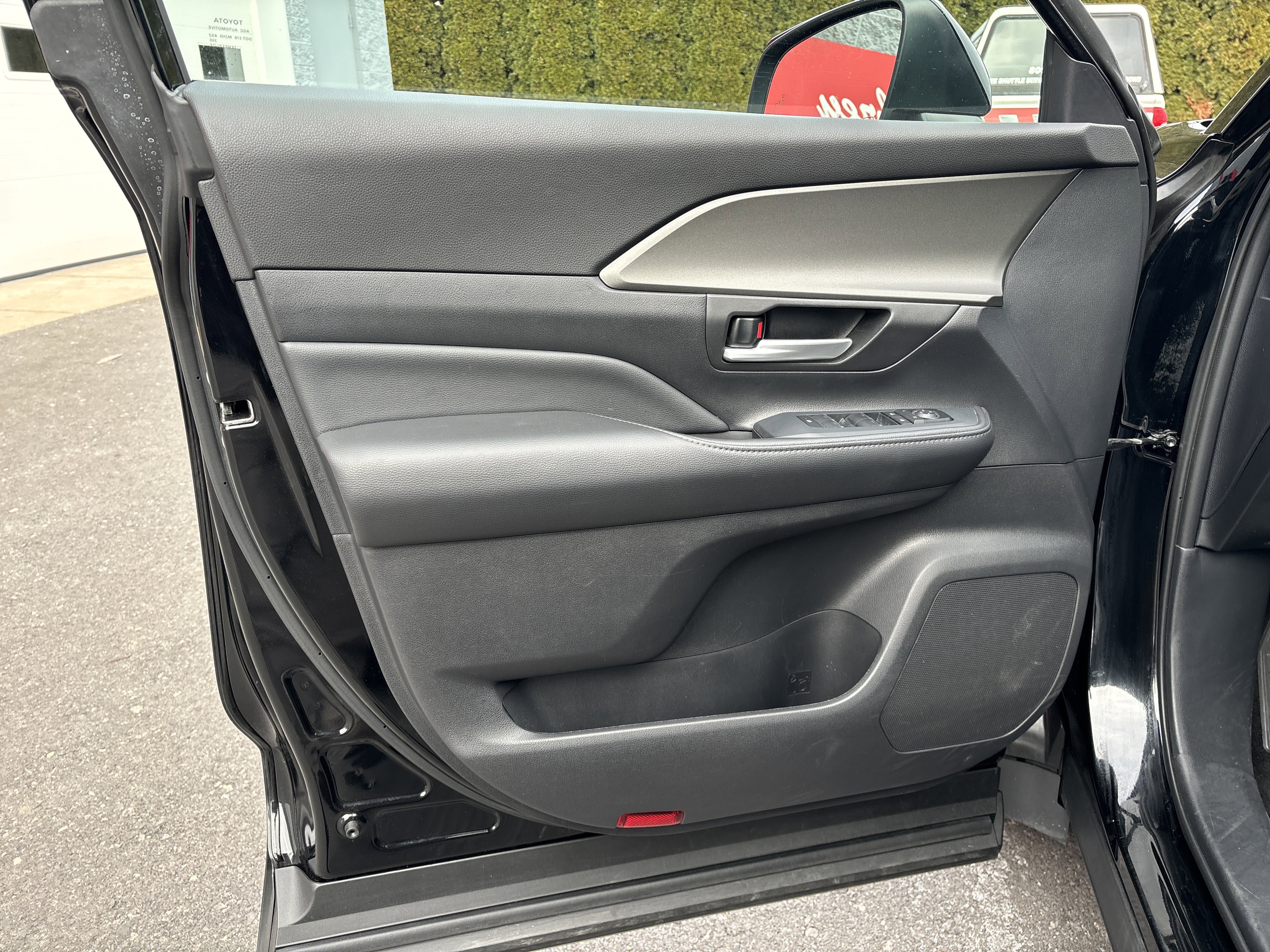 Used 2025 Toyota Grand Highlander AWD image 17