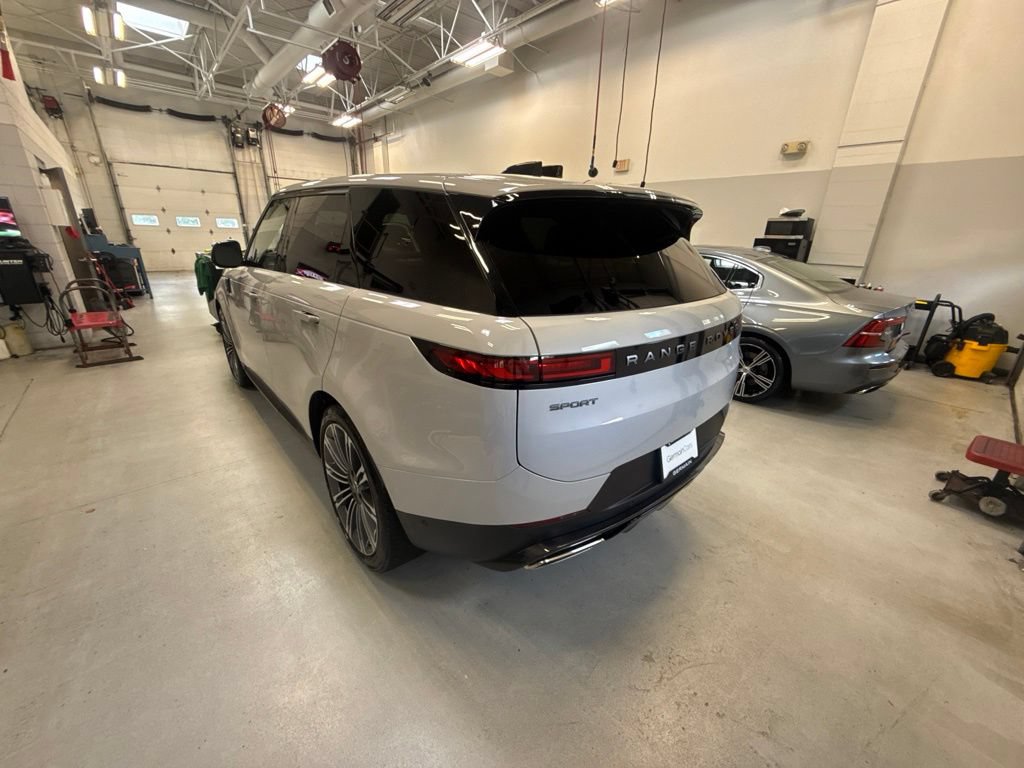 Used 2025 Land Rover Range Rover Sport SE AWD/4WD image 4