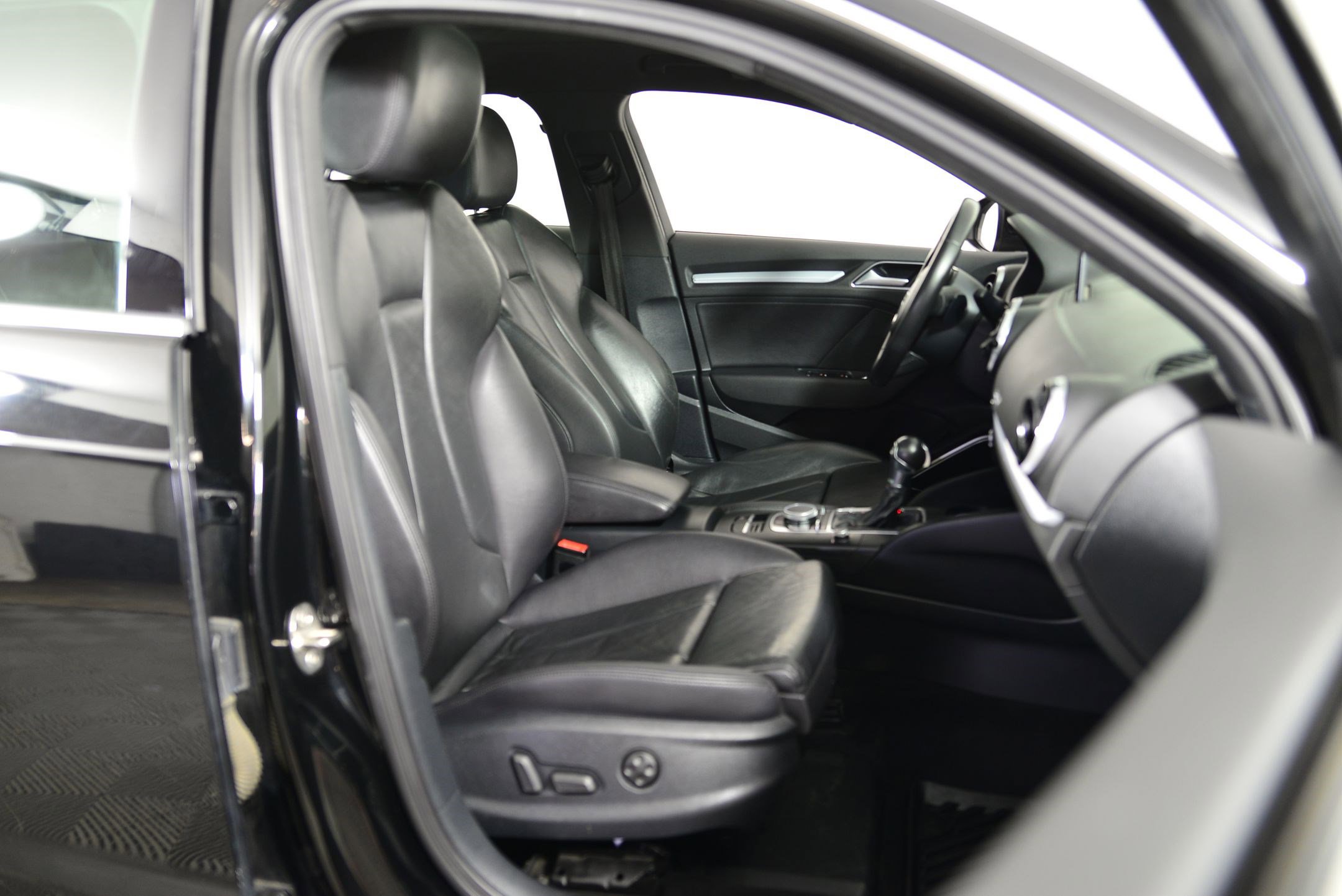 Used 2016 Audi A3 e-tron Premium Plus w/ Premium Plus Package image 18