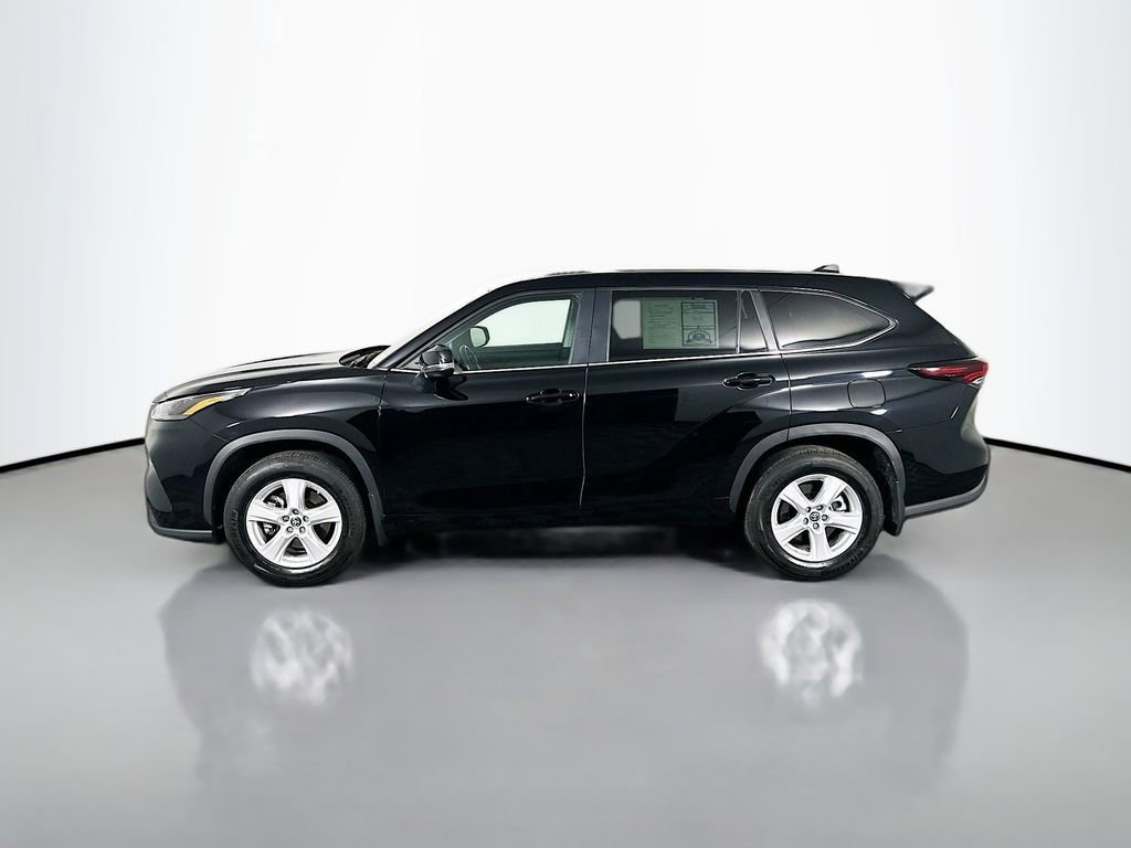 Used 2024 Toyota Highlander LE image 4