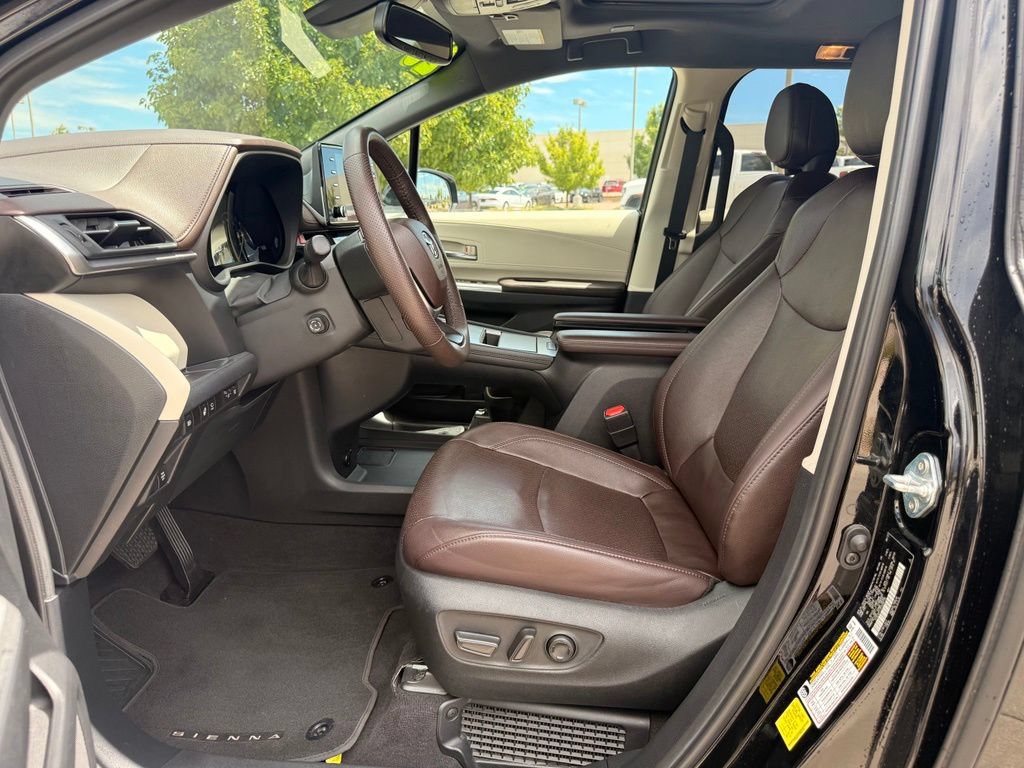 Used 2023 Toyota Sienna Platinum AWD/4WD image 17