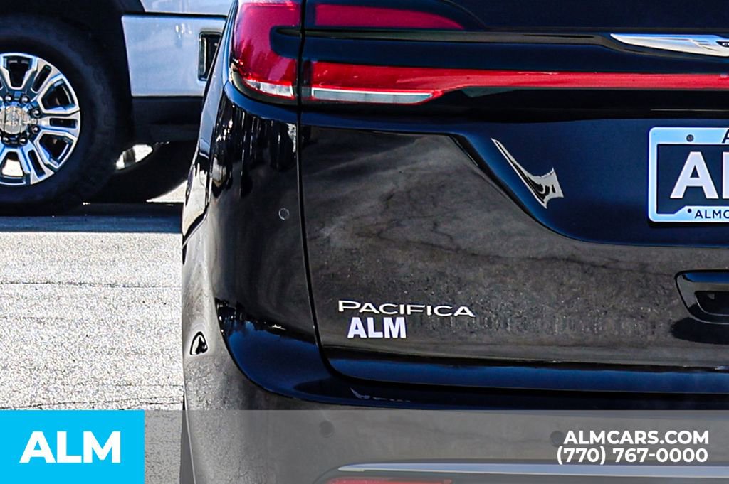 Used 2024 Chrysler Pacifica Touring-L image 13