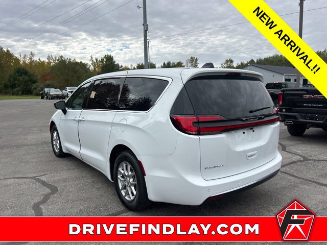 Used 2027 Chrysler Pacifica Select FWD image 11