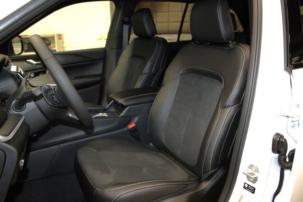 New 2025 Jeep Grand Cherokee Altitude image 24