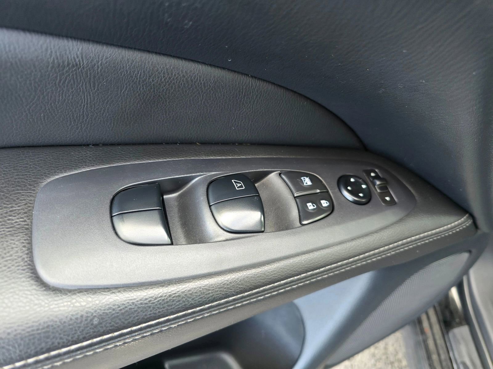 Used 2019 Nissan Pathfinder S image 24