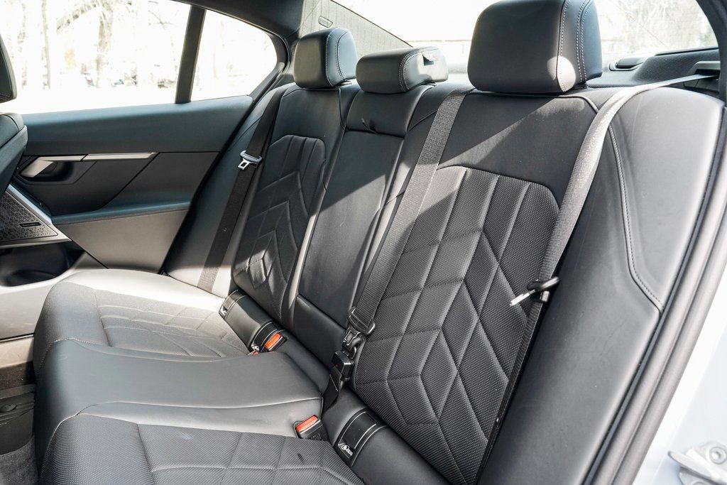 Used 2025 BMW i5 xDrive40 w/ M Sport Package image 16