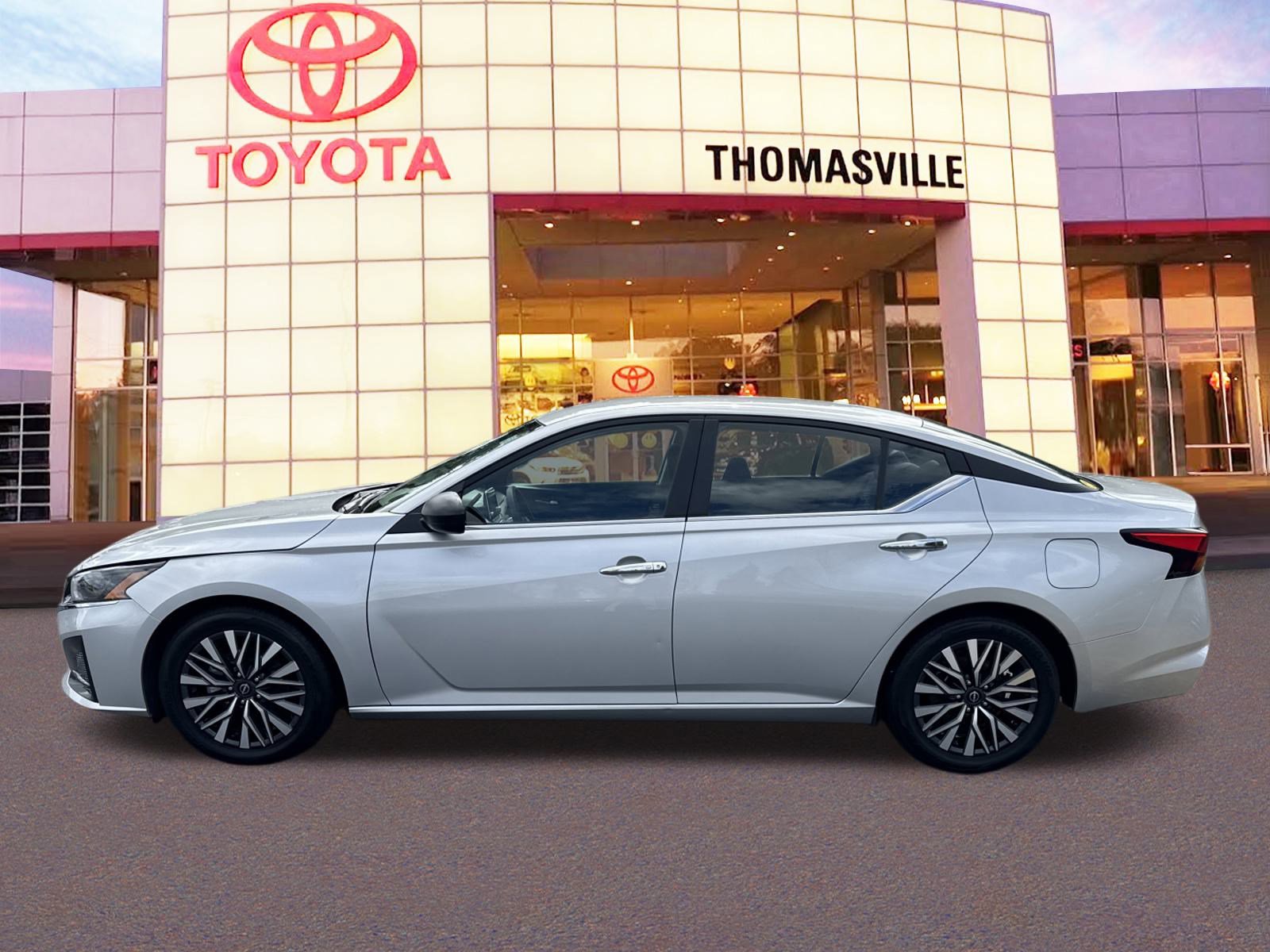 Used 2024 Nissan Altima 2.5 SV FWD image 8