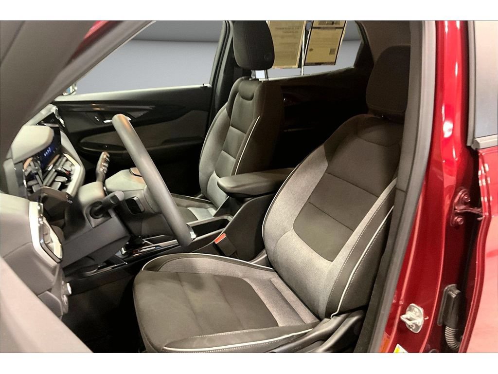 Used 2025 Chevrolet TrailBlazer LT AWD/4WD image 32