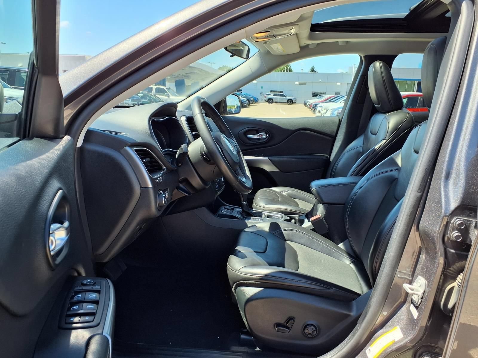 Used 2020 Jeep Cherokee Latitude Plus FWD image 17