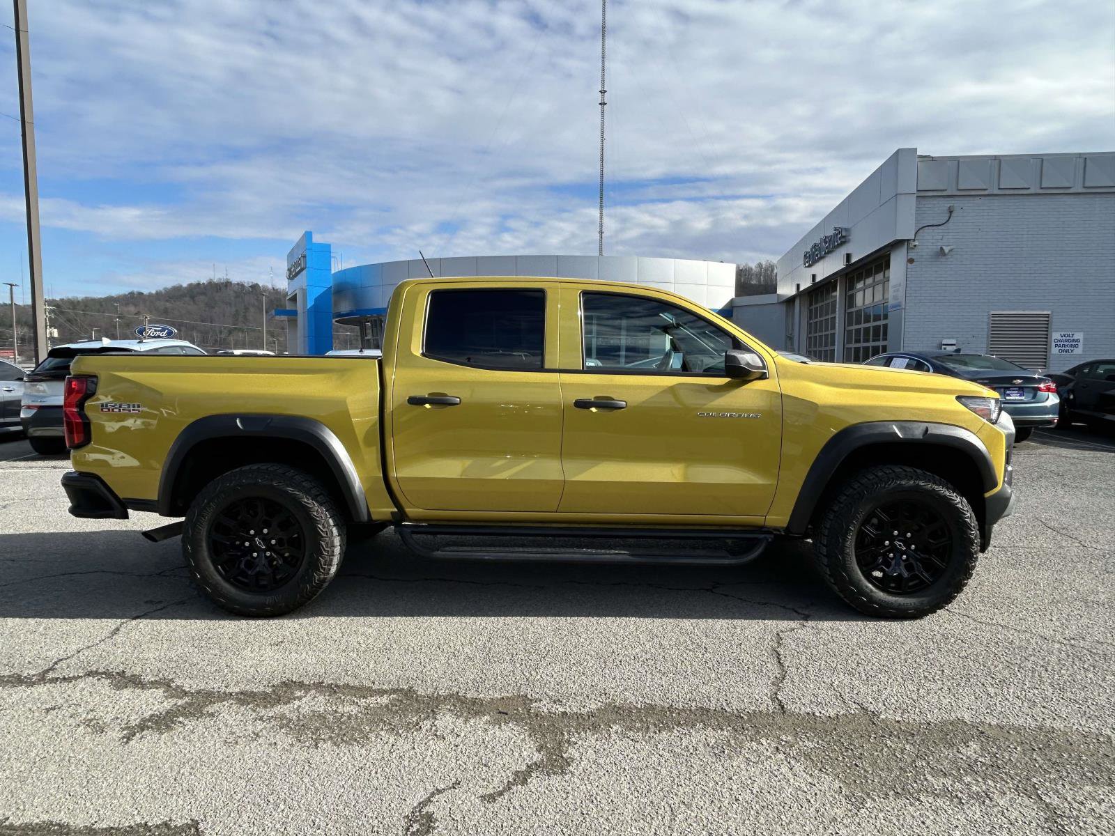 Used 2023 Chevrolet Colorado Trail Boss w/ Advanced Trailering Package image 2