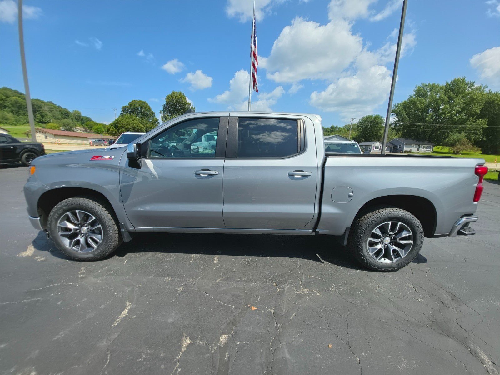 Used 2023 Chevrolet Silverado 1500 LT AWD/4WD image 2