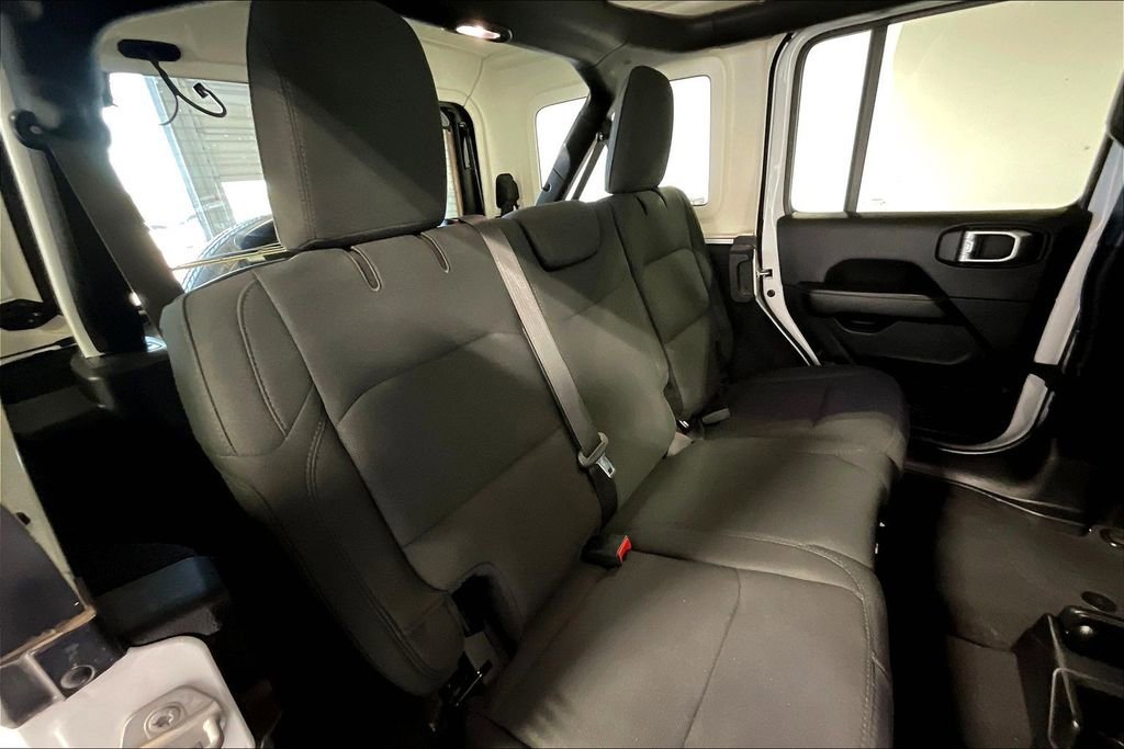 Used 2020 Jeep Wrangler Unlimited Sahara image 34