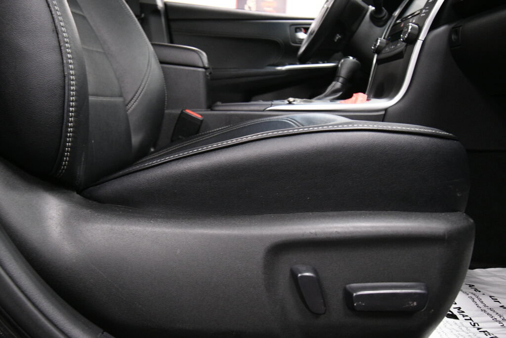 Used 2015 Toyota Camry XLE FWD image 29