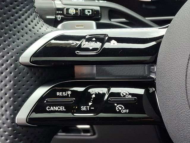 Used 2025 Mercedes-Benz GLC 300 4MATIC image 23