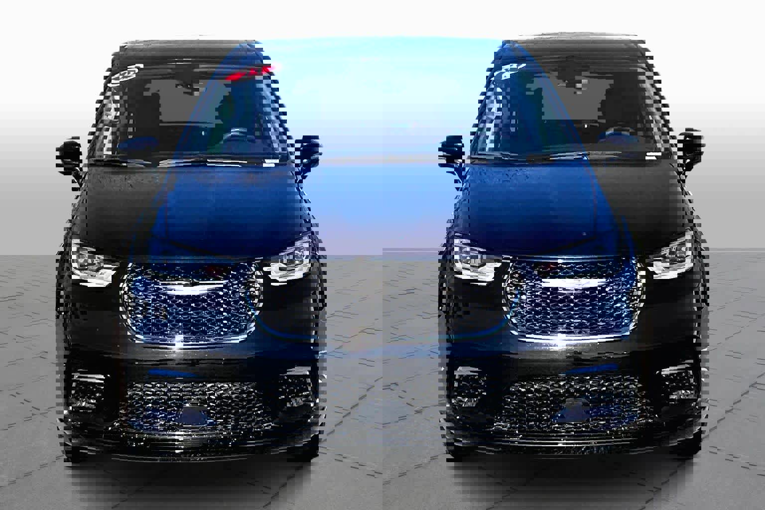 Used 2023 Chrysler Pacifica Touring-L image 3