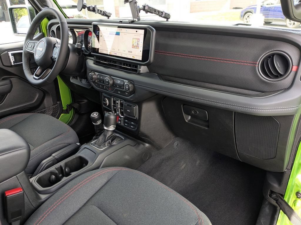 Used 2025 Jeep Wrangler Unlimited Rubicon w/ Convenience Group AWD/4WD image 29