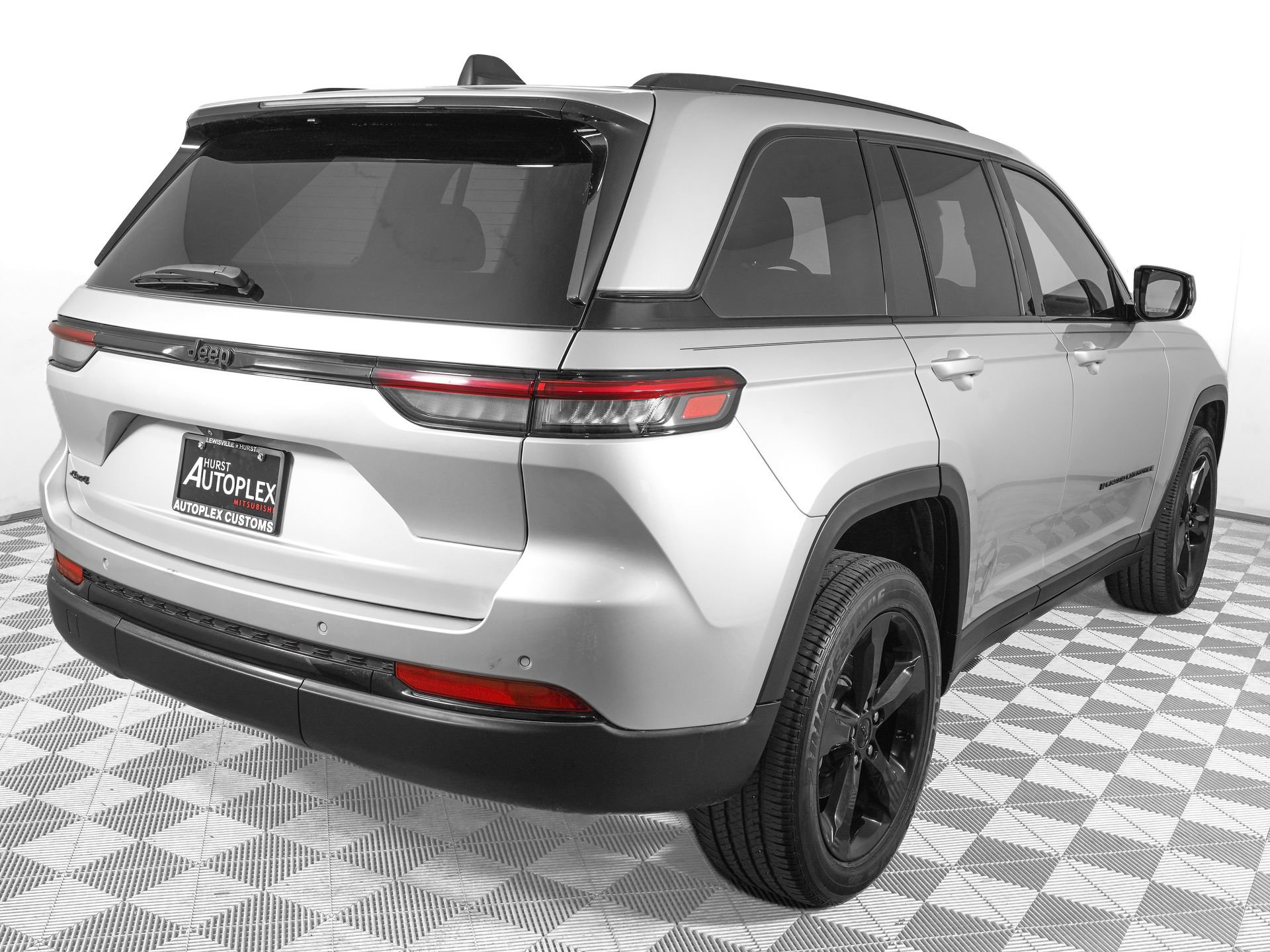 Used 2023 Jeep Grand Cherokee Altitude AWD/4WD image 5