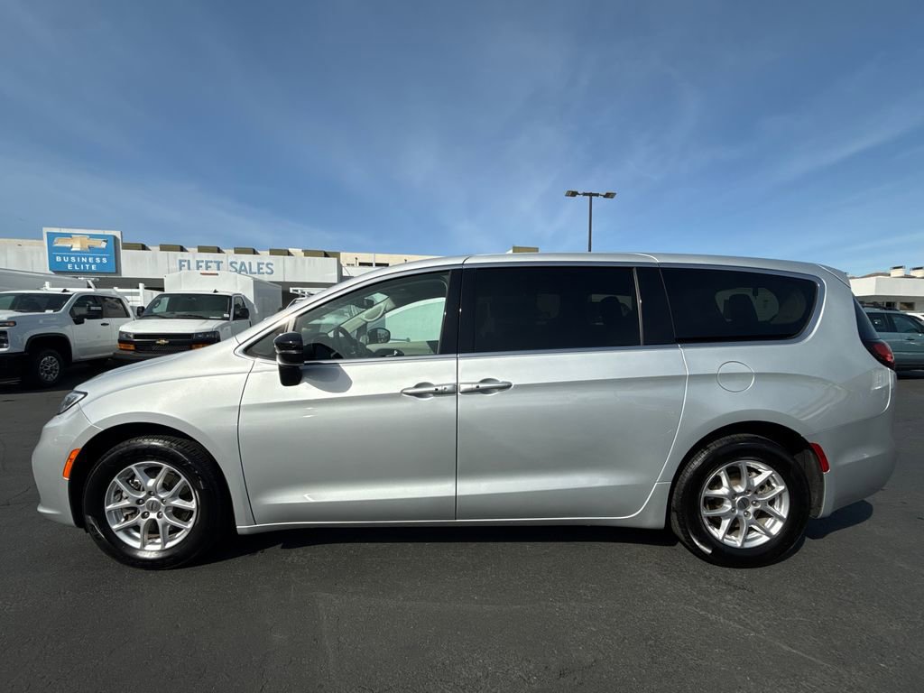 Used 2024 Chrysler Pacifica Touring-L FWD image 5