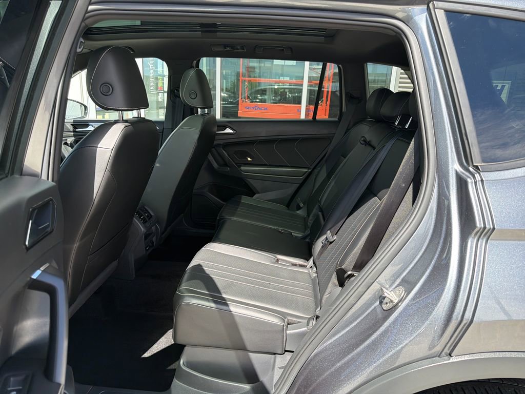 Certified 2022 Volkswagen Tiguan SE R-Line image 14