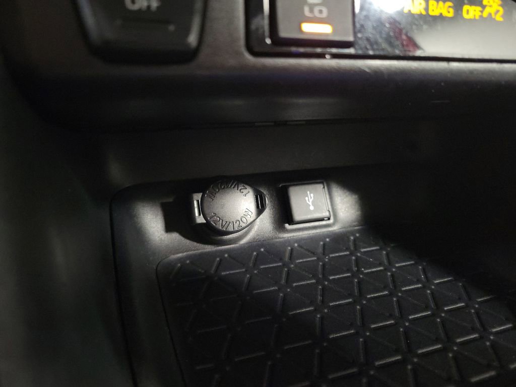 Used 2022 Toyota RAV4 XLE Premium image 17