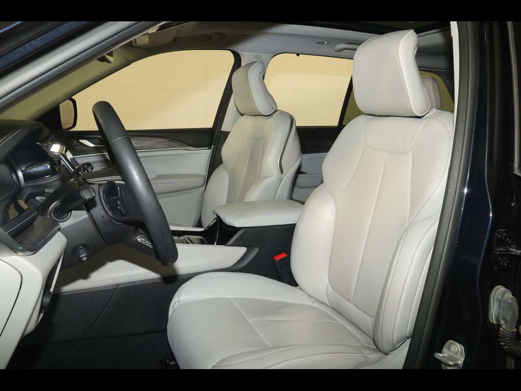 Used 2022 Jeep Grand Cherokee Overland w/ Luxury Tech Group IV AWD/4WD image 26