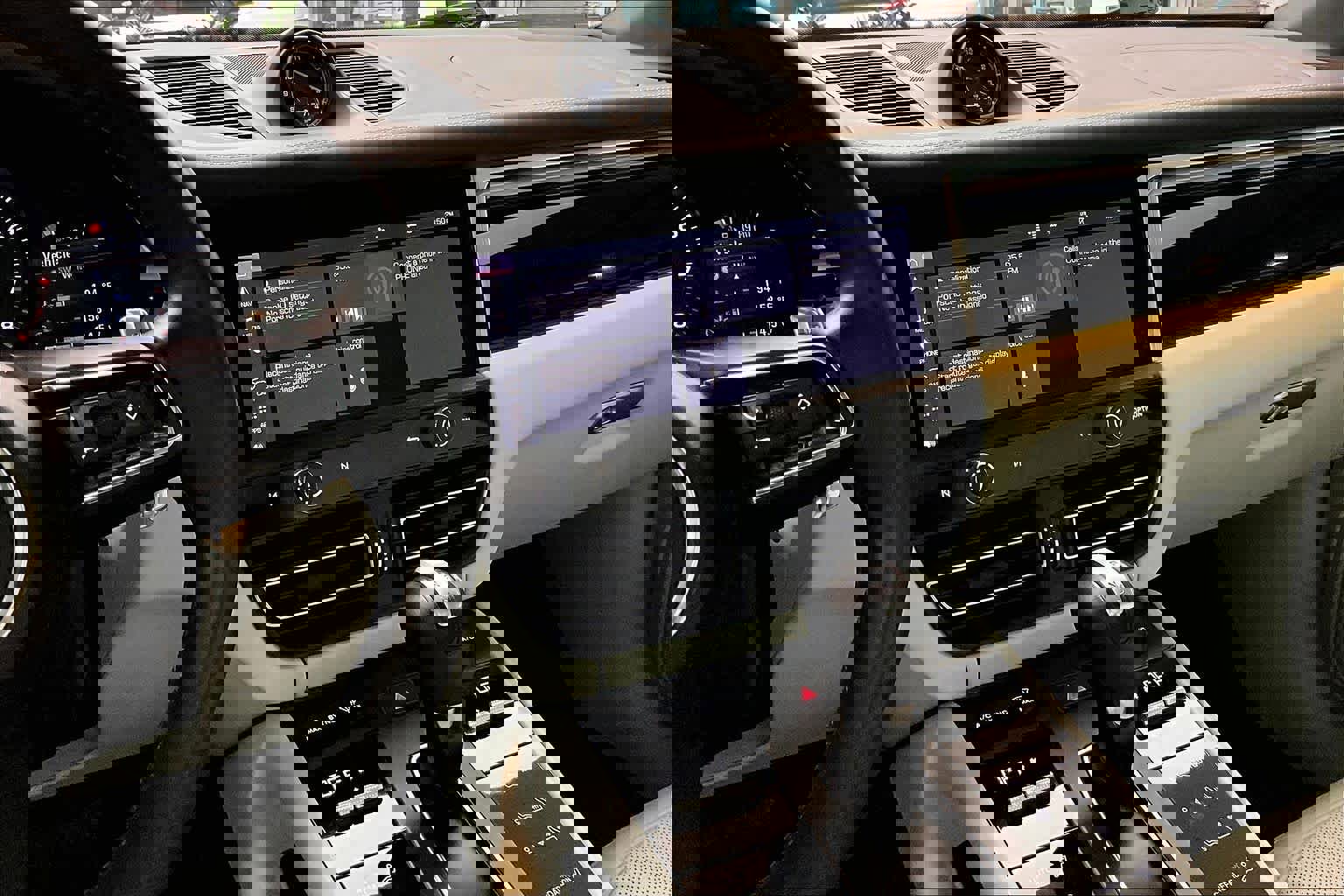 Used 2022 Porsche Macan w/ Premium Package Plus image 7