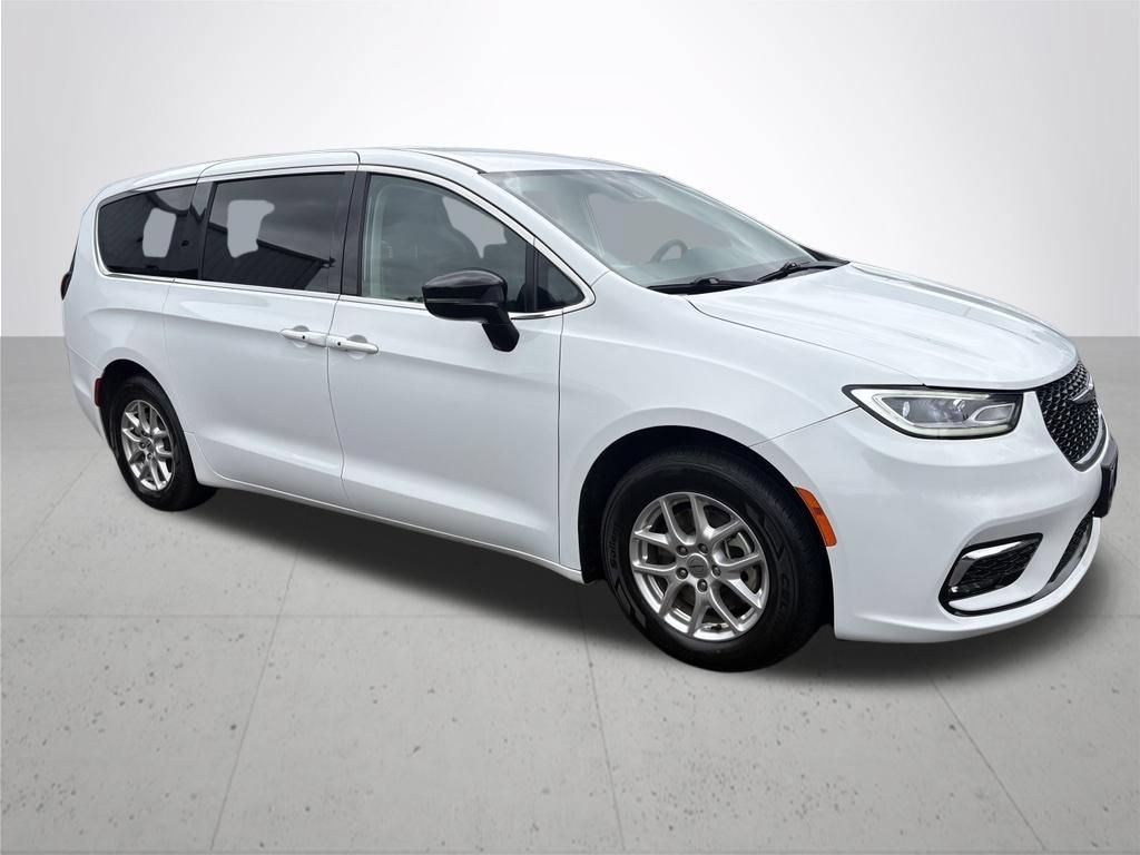 Used 2024 Chrysler Pacifica Touring-L FWD image 4