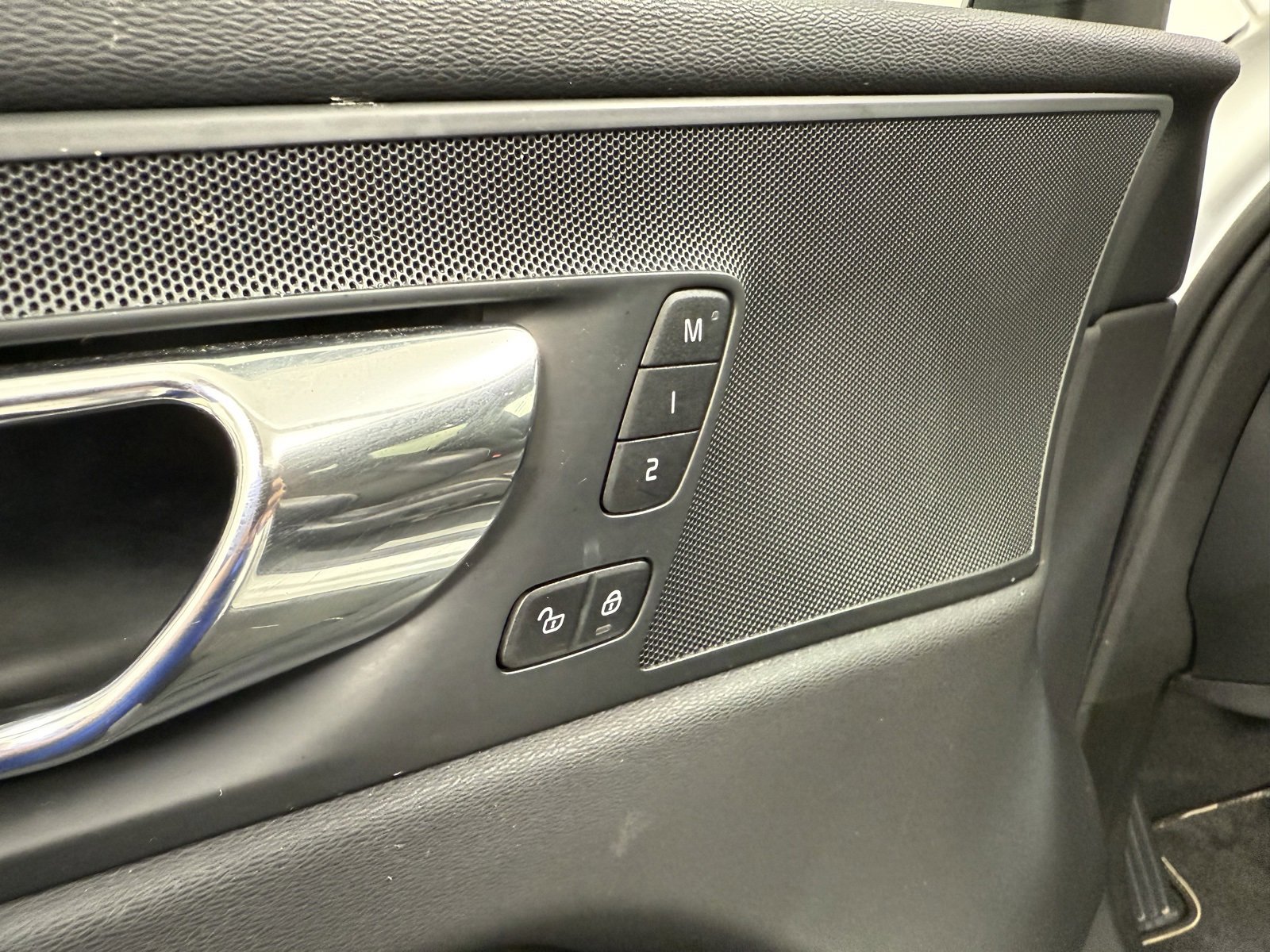 Used 2018 Volvo XC60 T6 R-Design w/ Convenience Package image 12