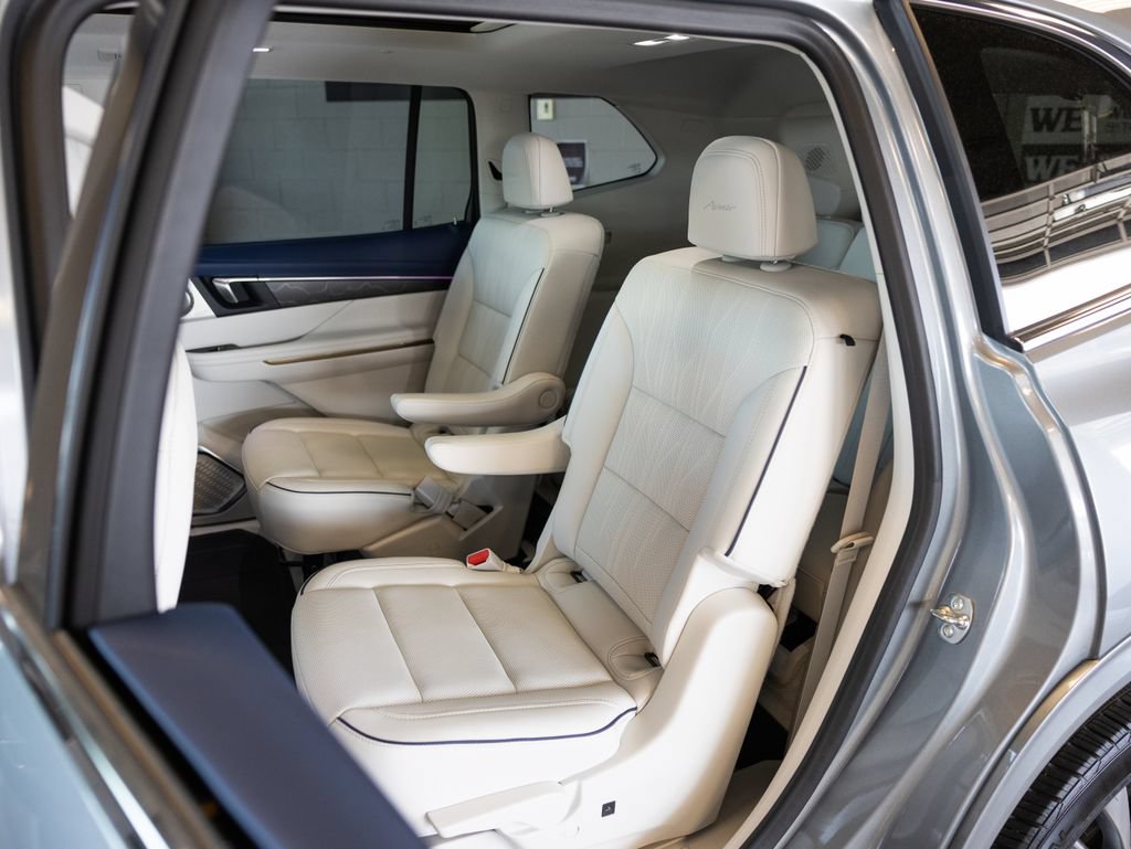 Used 2025 Buick Enclave Avenir AWD/4WD image 13