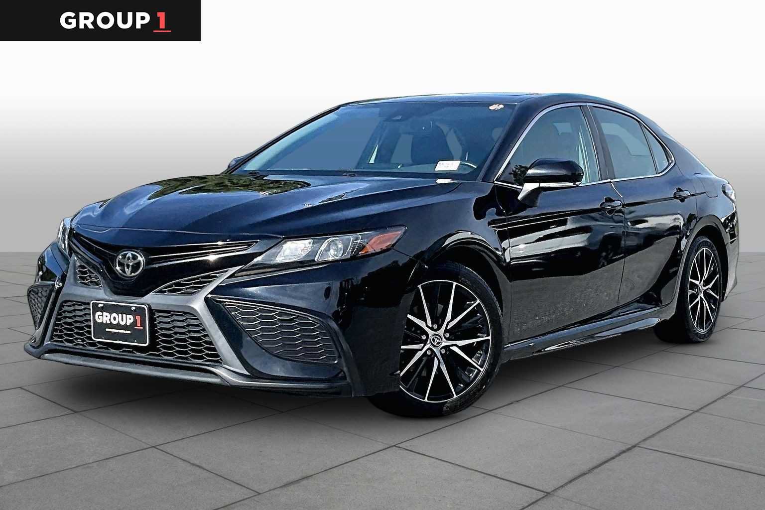Used 2021 Toyota Camry SE w/ Cold Weather Package FWD image 1