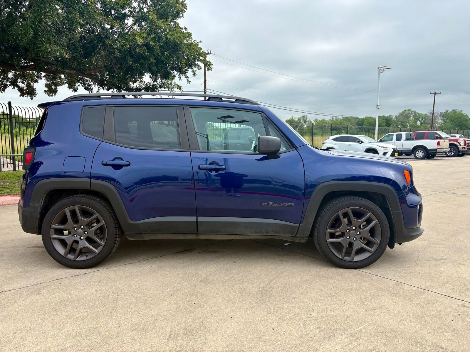 Used 2021 Jeep Renegade Latitude FWD image 2