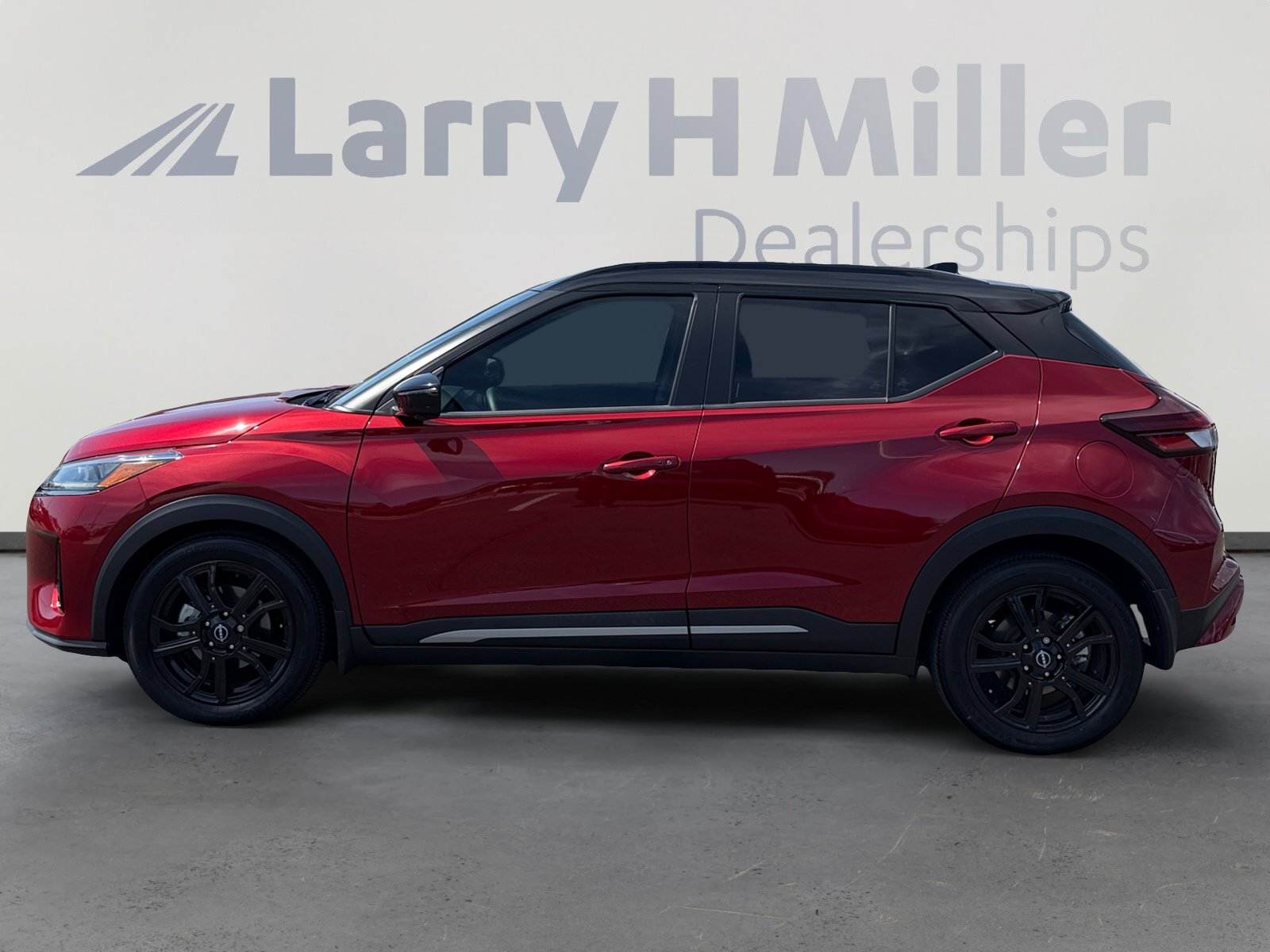 Used 2023 Nissan Kicks SR w/ SR Premium Package FWD image 2