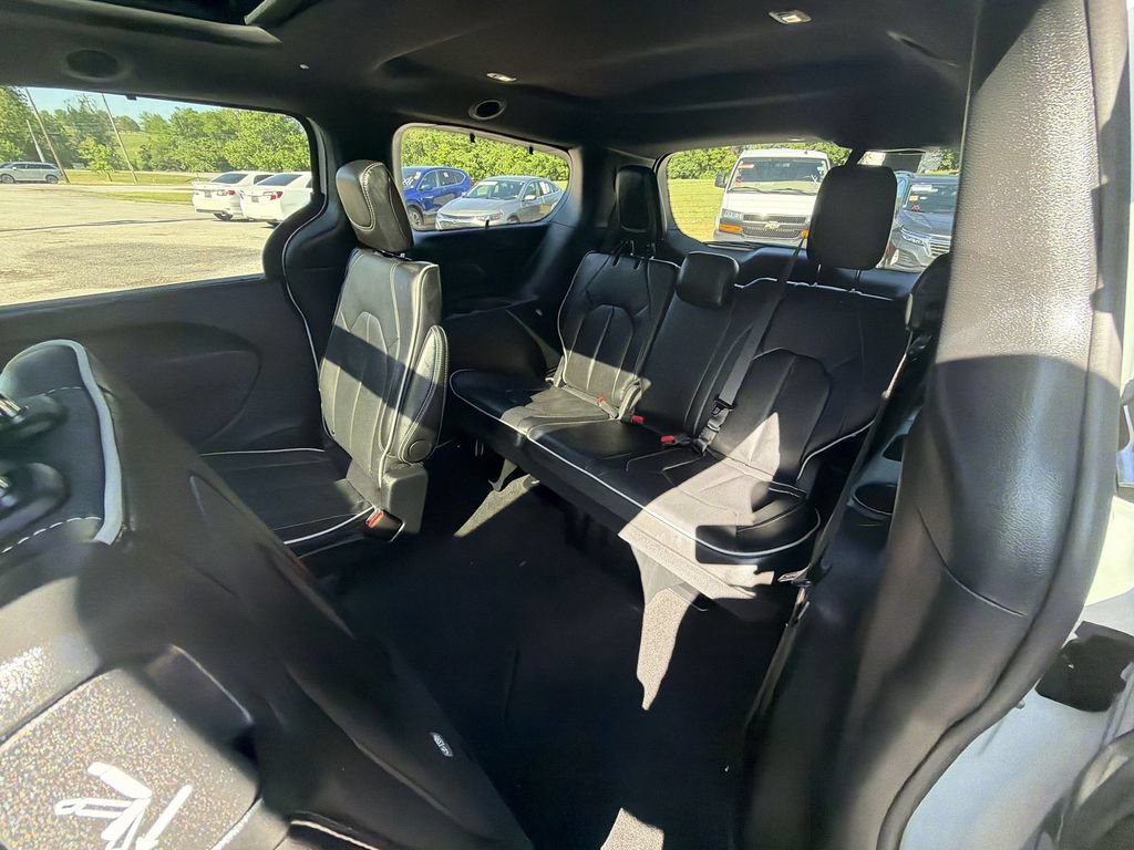Used 2025 Chrysler Pacifica Limited FWD image 24