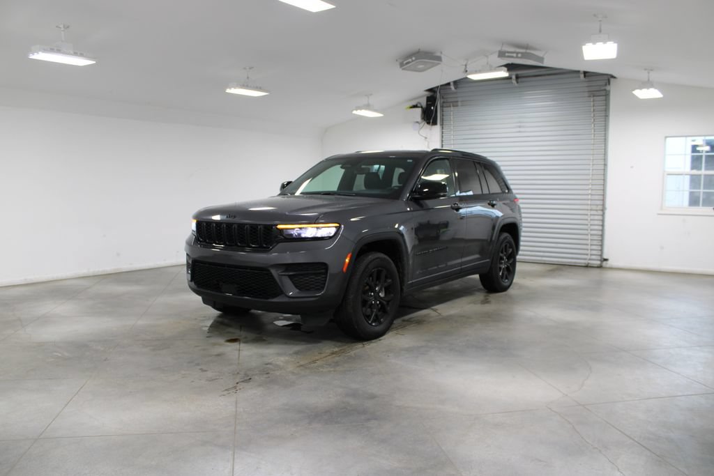 Used 2024 Jeep Grand Cherokee Altitude AWD/4WD image 4