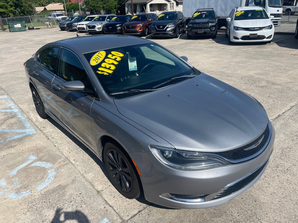 Used 2017 Chrysler 200 Limited Platinum FWD image 4