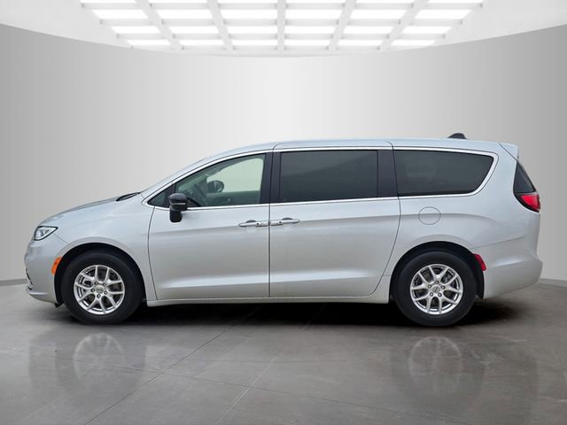 Used 2024 Chrysler Pacifica Touring-L image 7