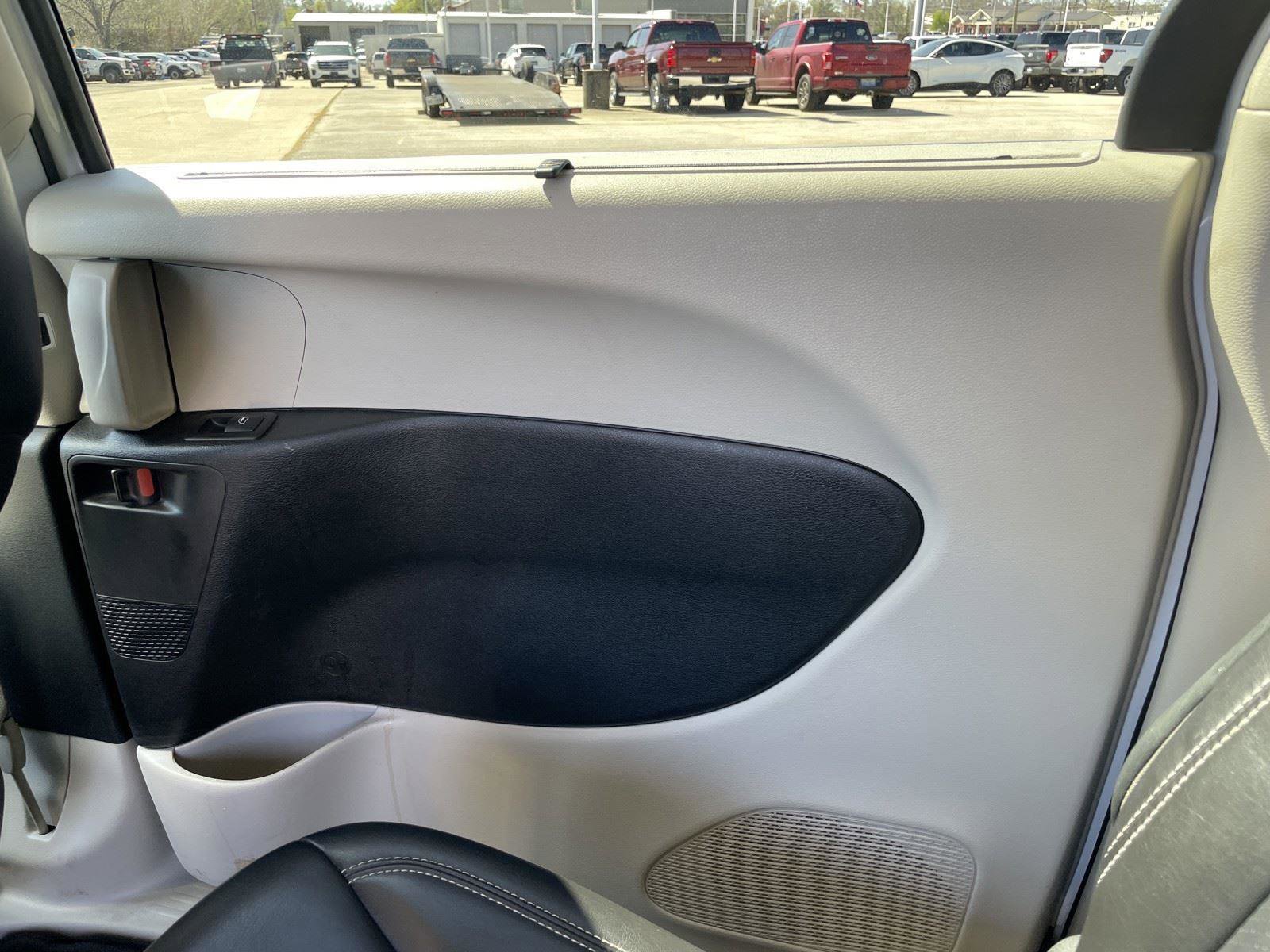 Used 2023 Chrysler Pacifica Touring-L image 40