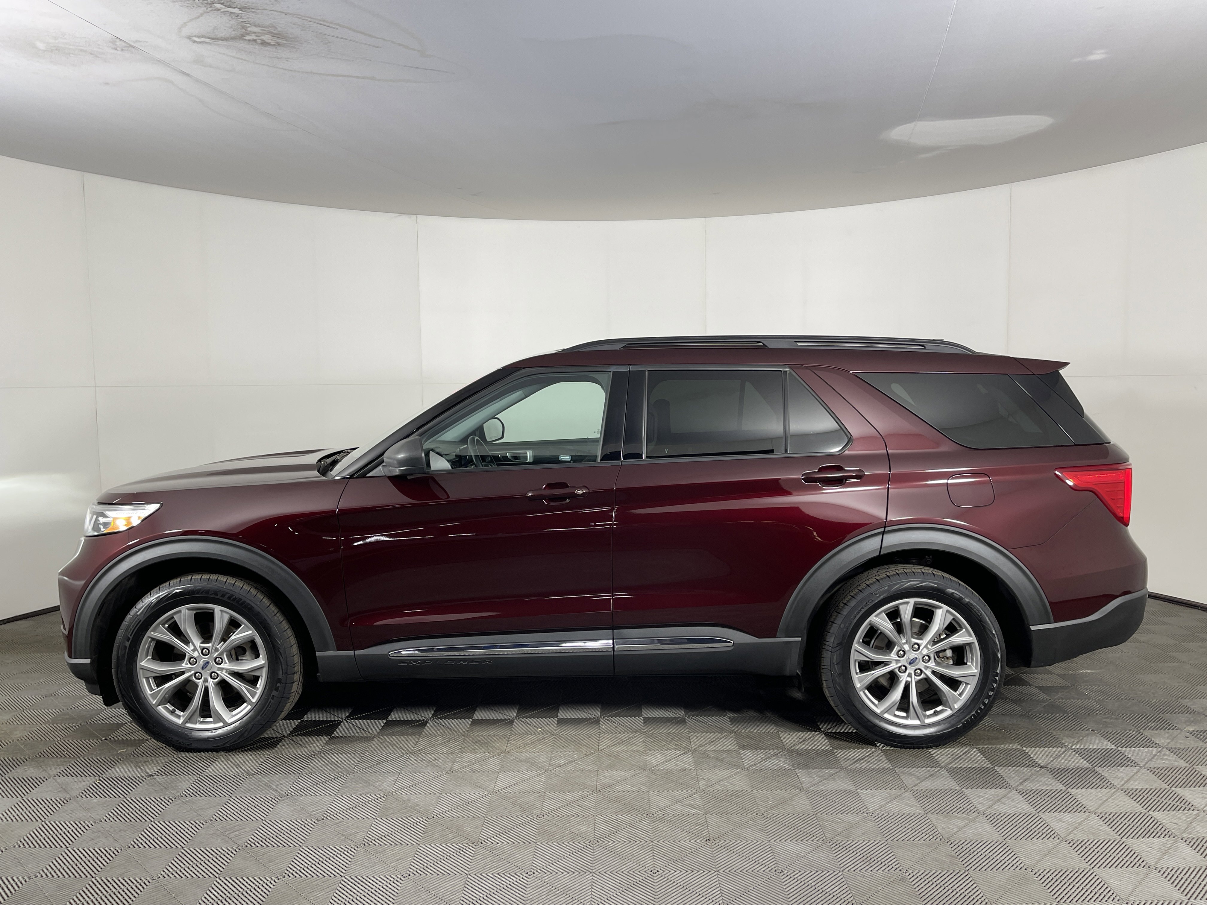 Used 2022 Ford Explorer XLT w/ Equipment Group 202A image 3