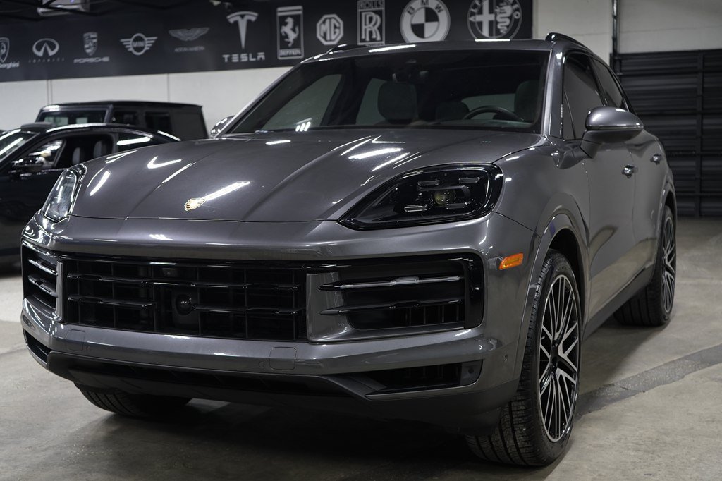 Used 2024 Porsche Cayenne AWD/4WD image 1