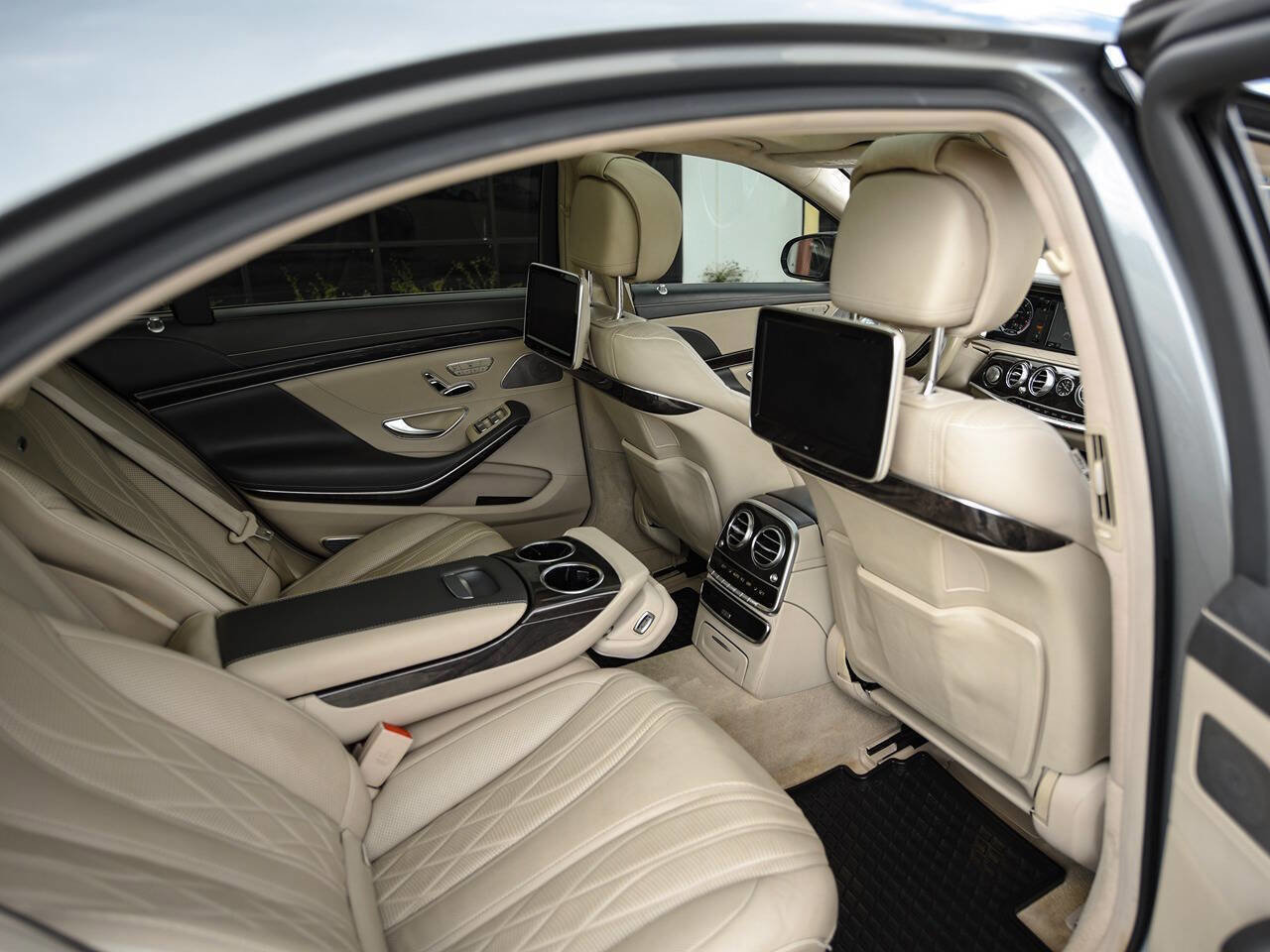 Used 2015 Mercedes-Benz S 63 AMG 4MATIC Sedan w/ Executive Rear Seat Package image 22