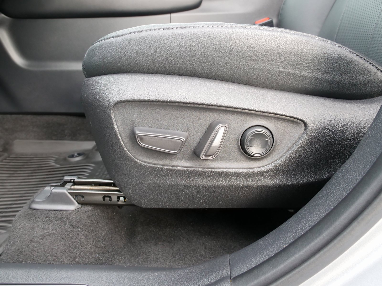 Used 2024 Toyota Grand Highlander Limited image 17