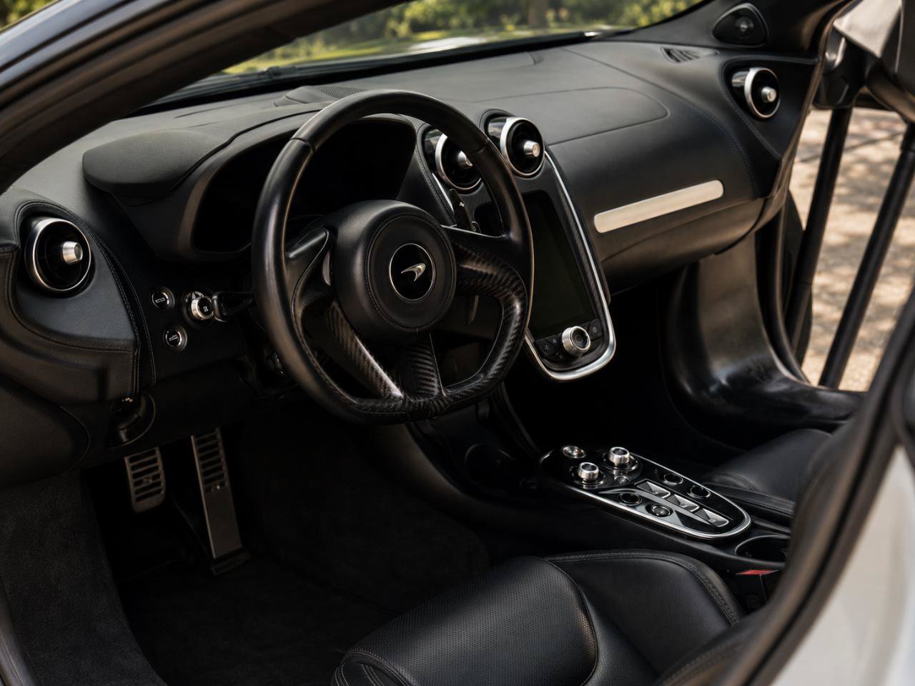 Used 2020 McLaren GT RWD image 3
