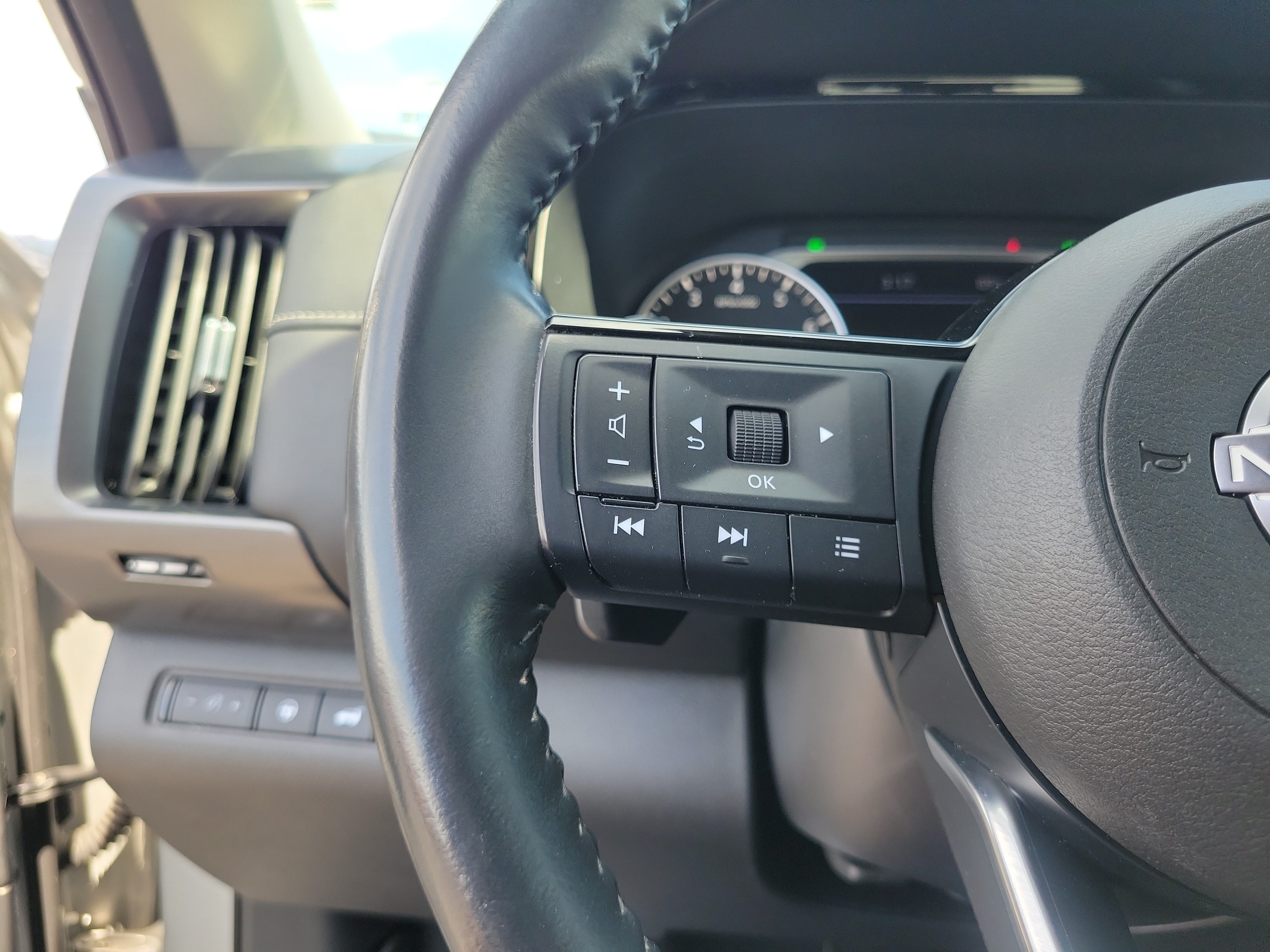 Certified 2024 Nissan Pathfinder SL w/ Black Appearance Package AWD/4WD image 22