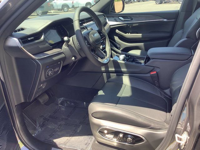 New 2023 Jeep Grand Cherokee Overland w/ Luxury Tech Group IV AWD/4WD image 7