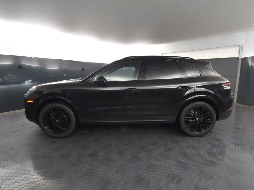 Used 2025 Porsche Cayenne image 2