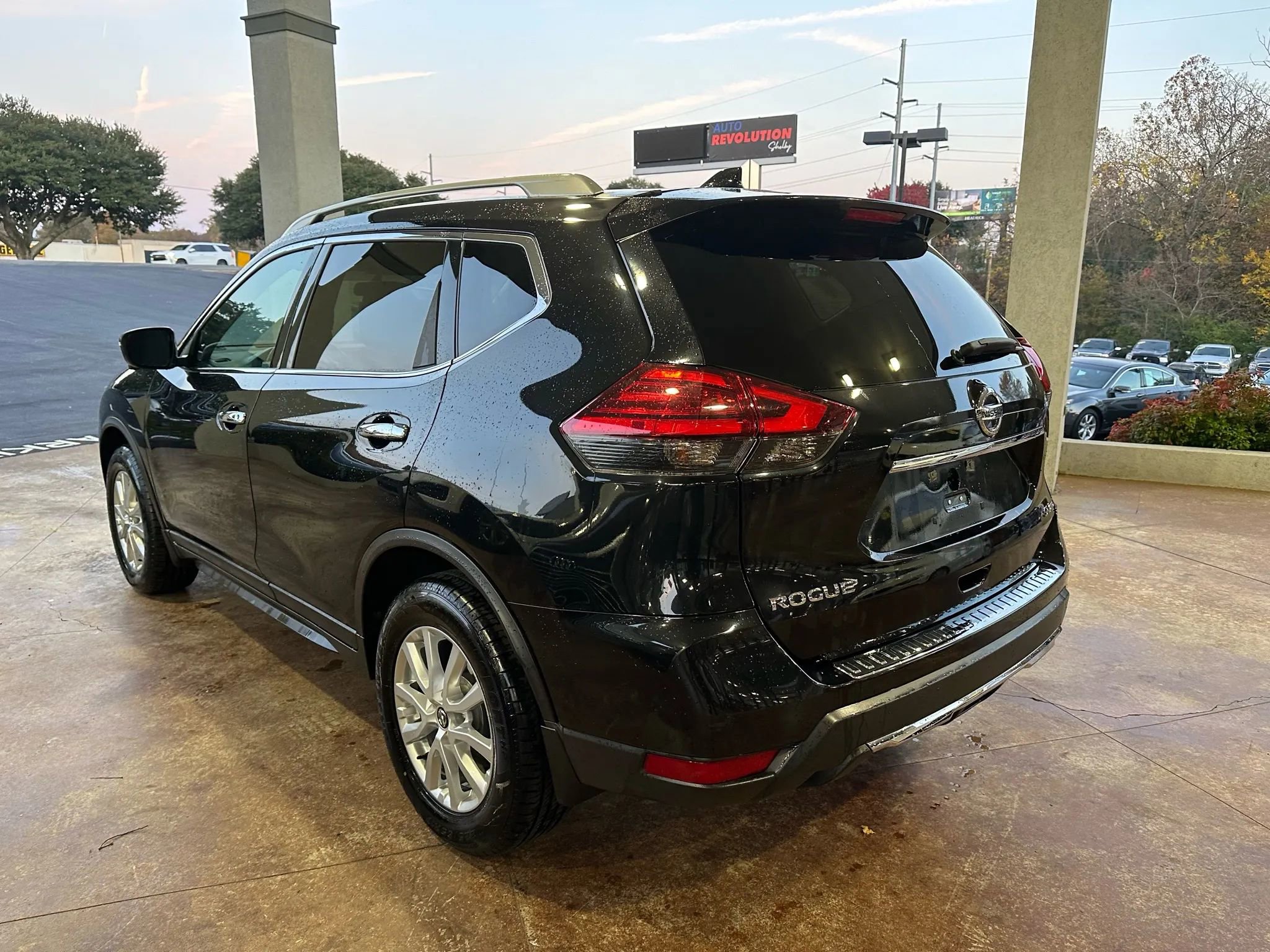 Used 2017 Nissan Rogue SV w/ SV Premium Package image 4